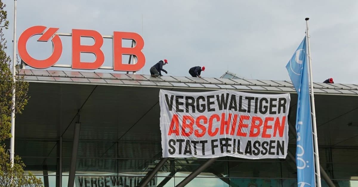 Mutmaßliche Sex-Täter frei: Rechte Aktivisten besetzen Linzer Bahnhof