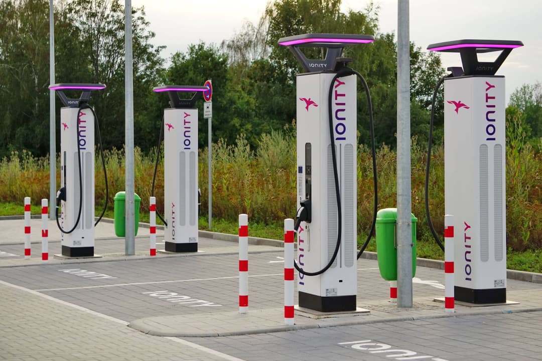 Neue Studie zeigt: E-Auto-Ladesäulen verschmutzen Luft
