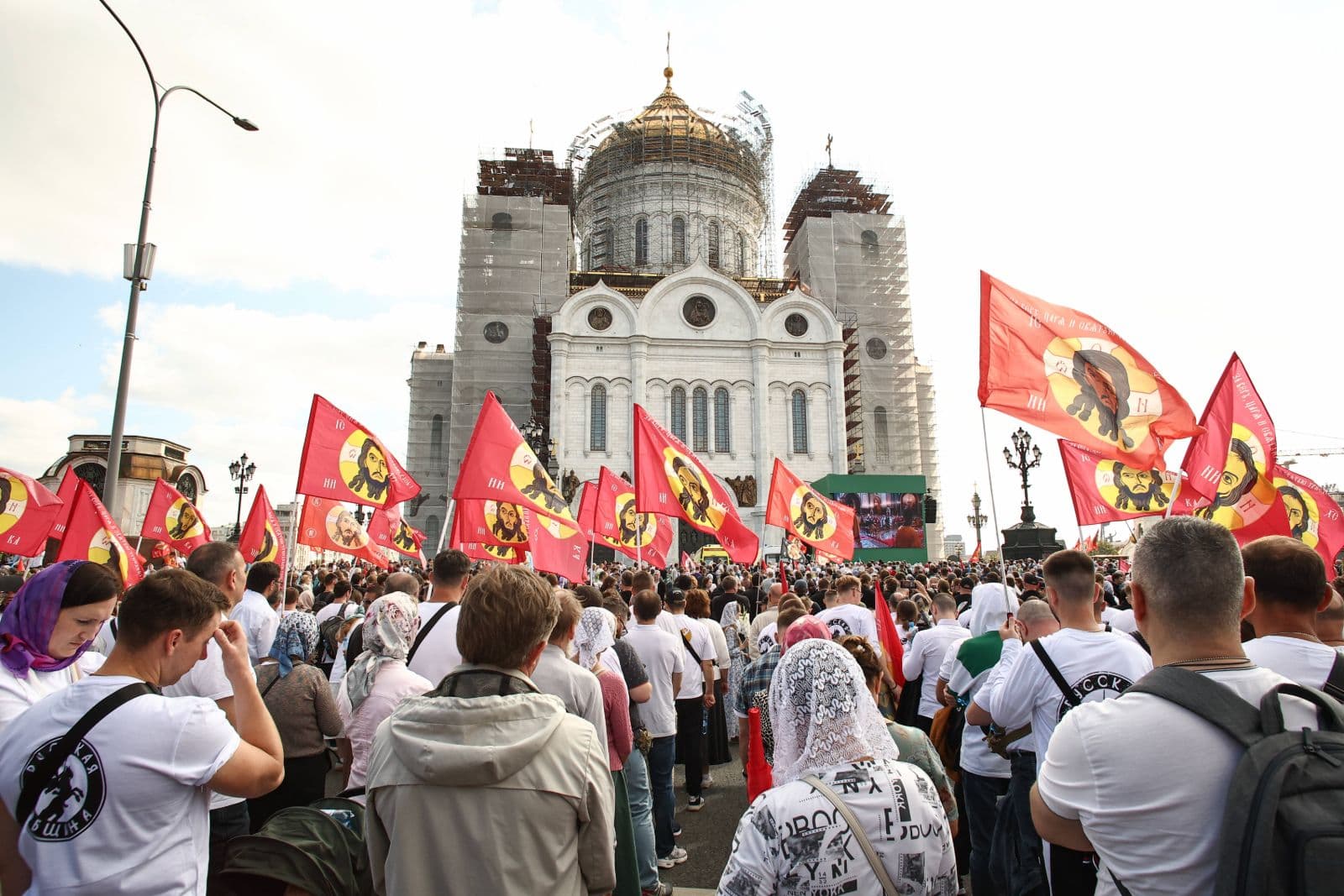 Vor der Prozession versammelten sich die Teilnehmer vor der Christ-Erlöser-Kathedrale. © IMAGO / ZUMA Press