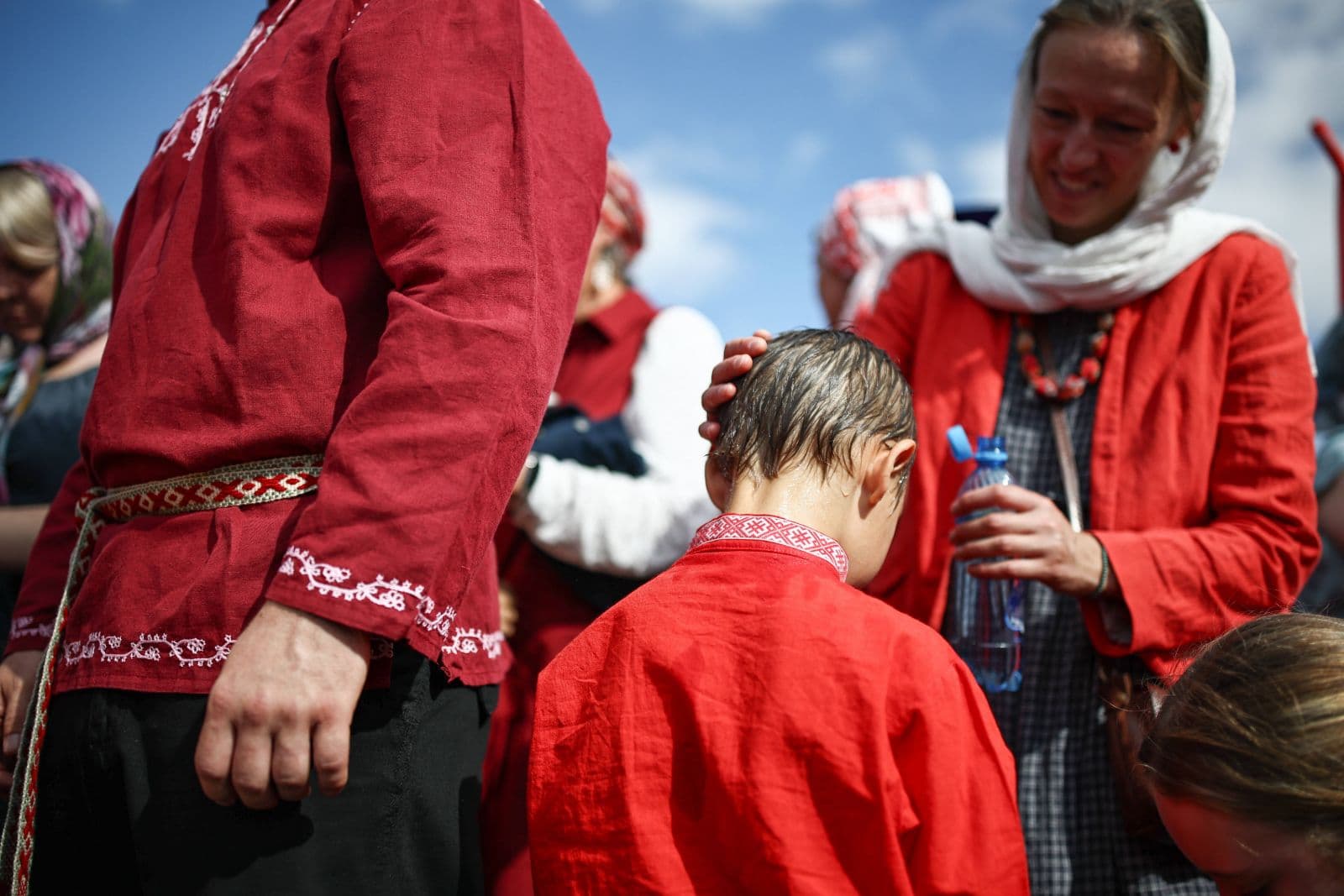 Viele der Teilnehmer der Prozession erschienen in traditioneller Kleidung. © IMAGO / ZUMA Press