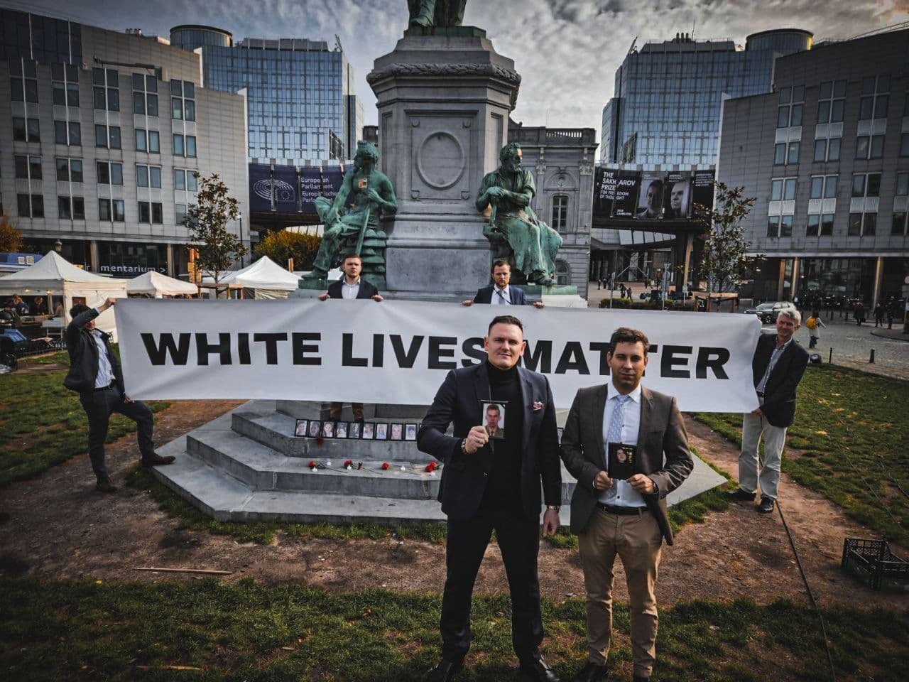 Die AfD-EU-Abgeordneten Tomasz Froelich und Alexander Jungbluth vor dem „White Lives Matter“-Banner.  © Froelich
