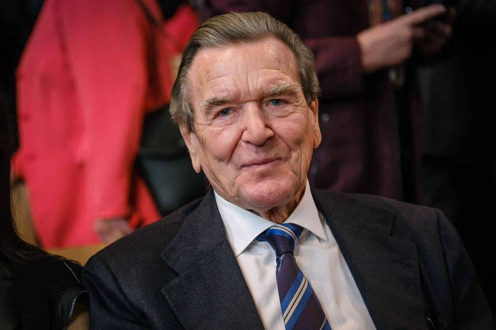 Auch Schröder: Ex-Kanzler erhielt Geschenk aus Katar