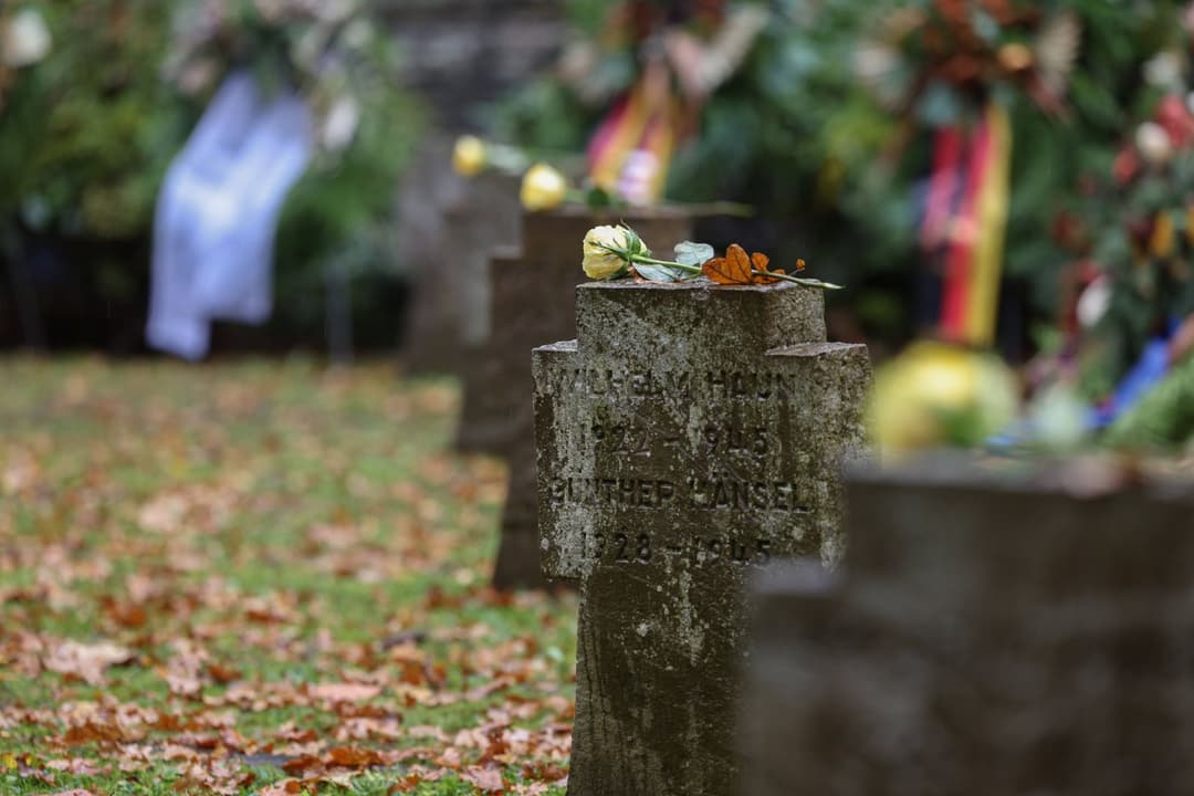 Absurde Gerichtsposse wegen Gedenkveranstaltung: Wenn ein Volkstrauertag zum Drama wird