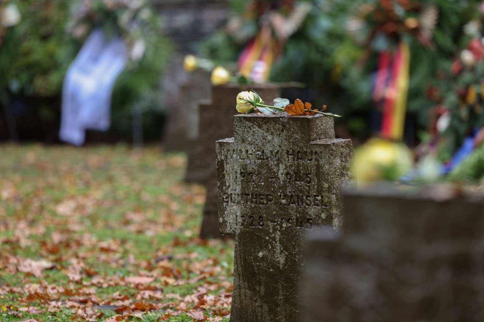 Absurde Gerichtsposse wegen Gedenkveranstaltung: Wenn ein Volkstrauertag zum Drama wird