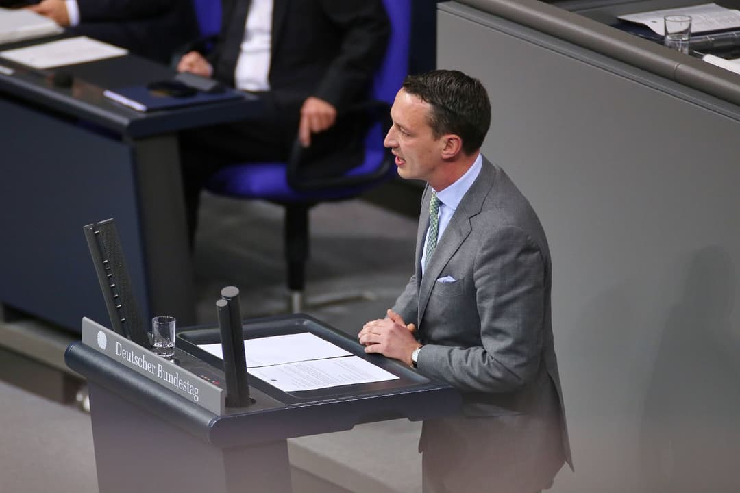 Peinlich für den Kulturminister: AfD-Abgeordneter zitiert Weimers „Eiter-Lyrik“ im Parlament