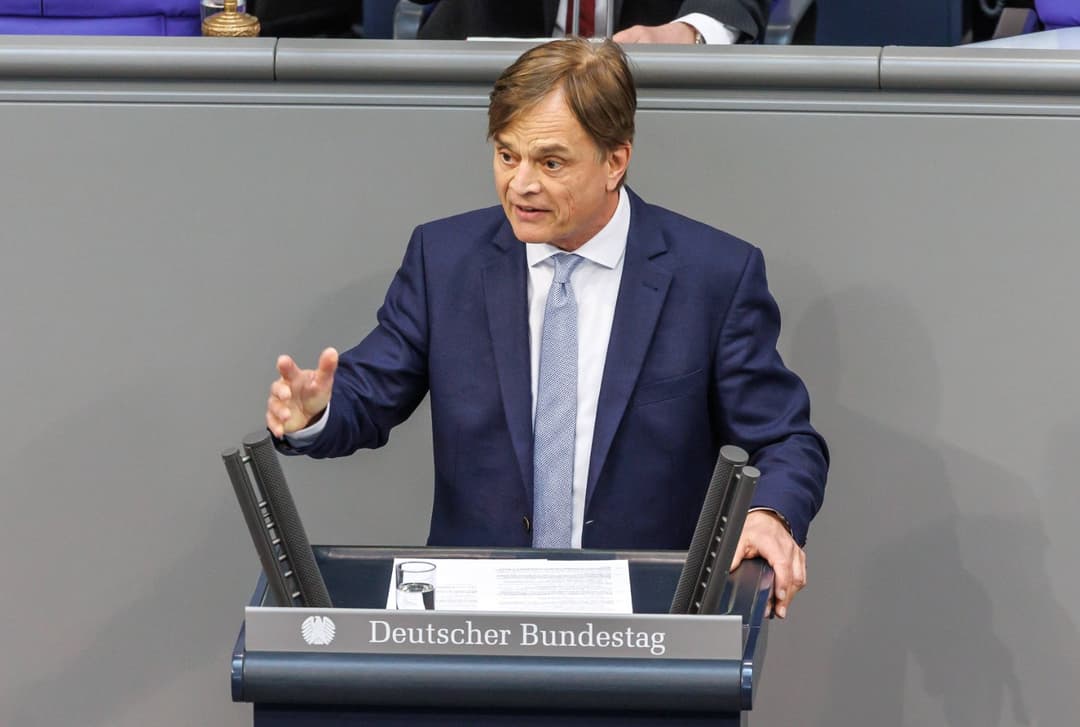 Anbiederung an Union: Baumann bietet Merz Unterstützung für Minderheitsregierung an