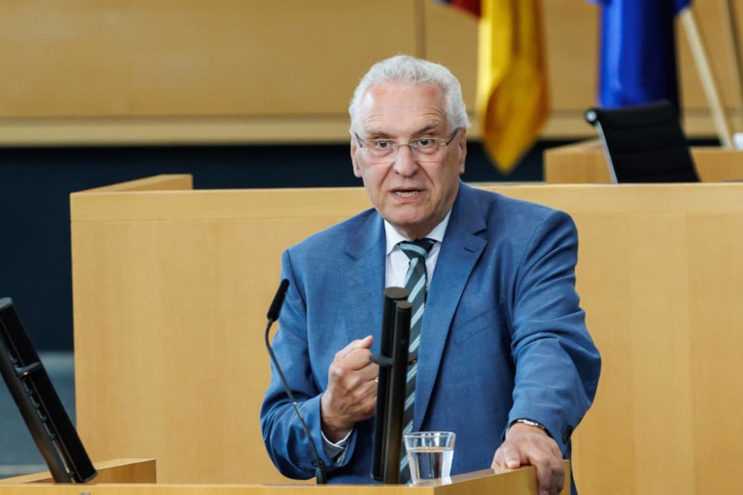 Verfassungsschutz als Datenkrake: CSU-Minister verlangt KI-Schnüffeltools und Chat-Zugriffe