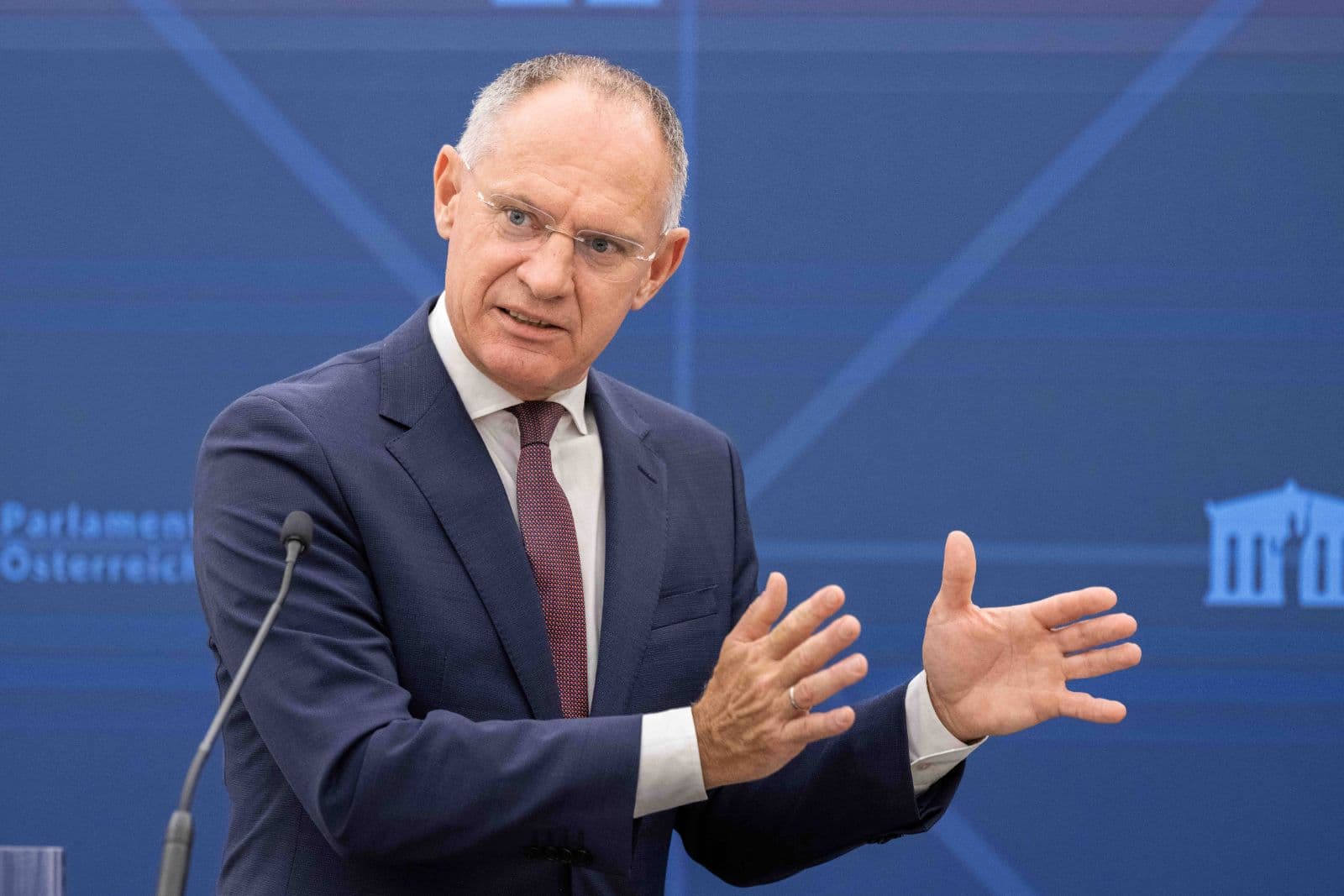 Karner jubelt über zweite Abschiebung nach Afghanistan – Zehntausende Afghanen weiterhin in Österreich