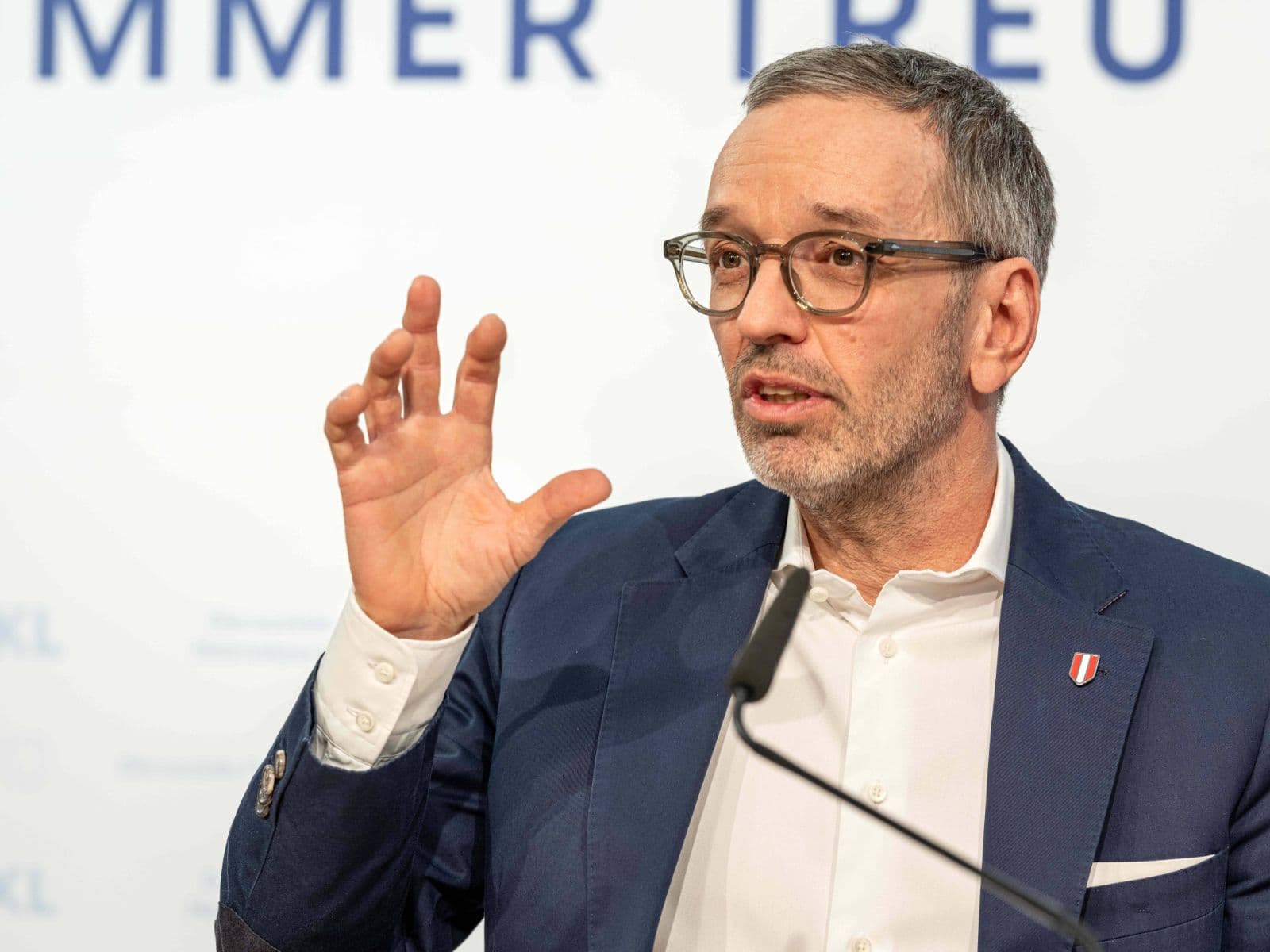 FPÖ in Umfragen weiterhin klar vorne – ÖVP stürzt auf unter 20 Prozent ab