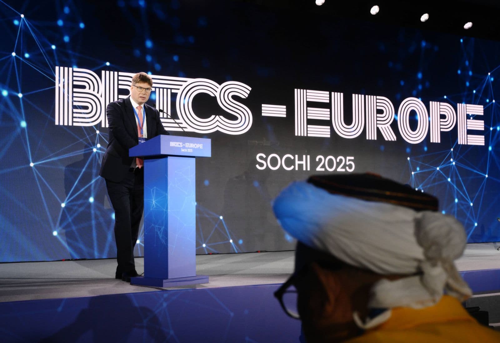 Niemandem an den Hals werfen: Zum geopolitischen Richtungsstreit in der AfD