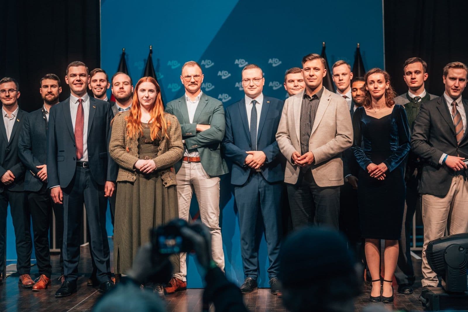 Chaos draußen, Geschlossenheit drinnen: Die „Generation Deutschland“ ist da