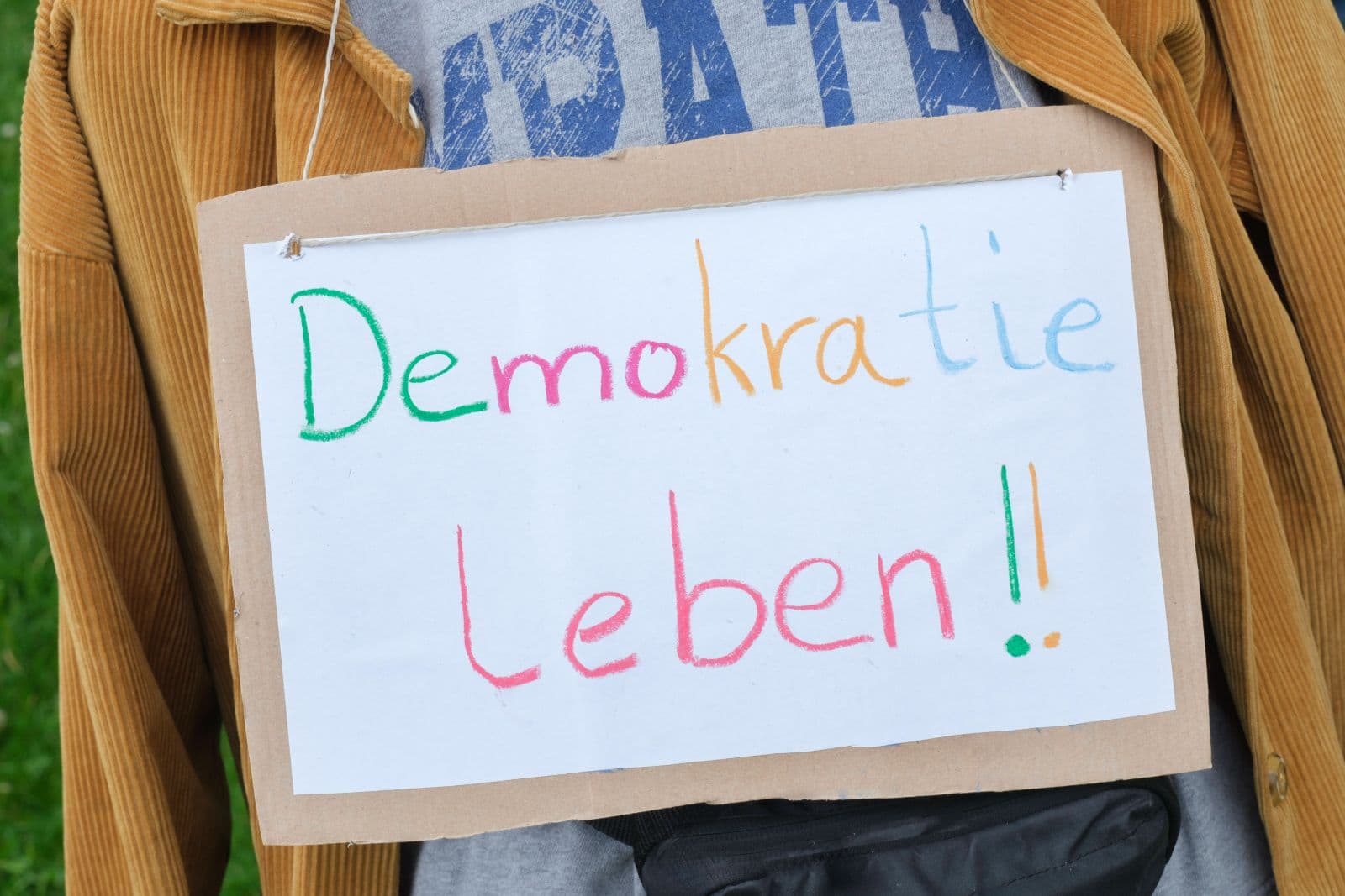 „Demokratie leben!“ und Co.: Familienministerium schützt Förderstrukturen vor Kontrollen
