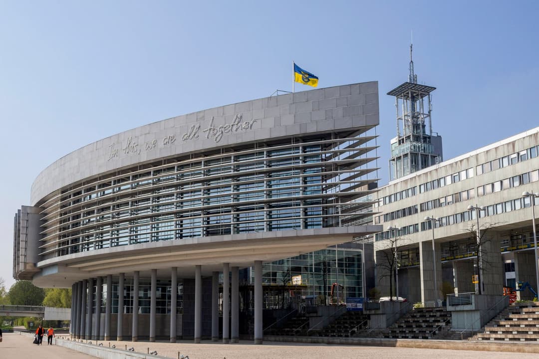 17 Millionen für Achselschweiß und andere woke Kunst: FPÖ rechnet erneut mit SPÖ-Politik ab