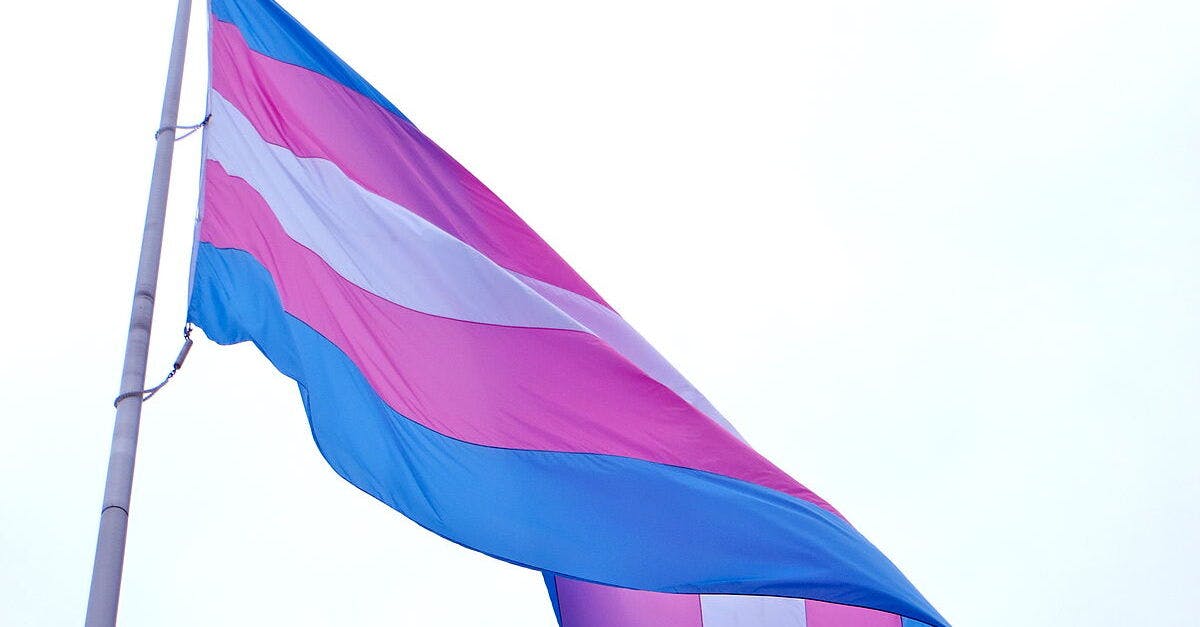 Polizei gibt Trans-Aktivisten nach Welle der Empörung nach