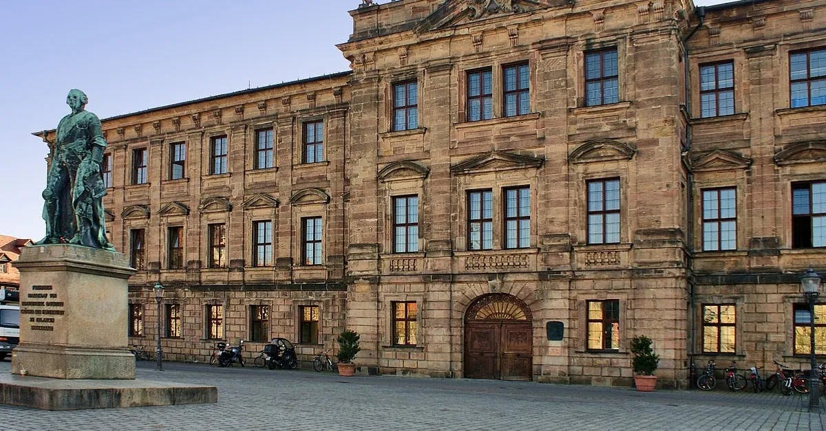 Uni Erlangen benennt Rudolf-Wöhrl-Hörsaal um