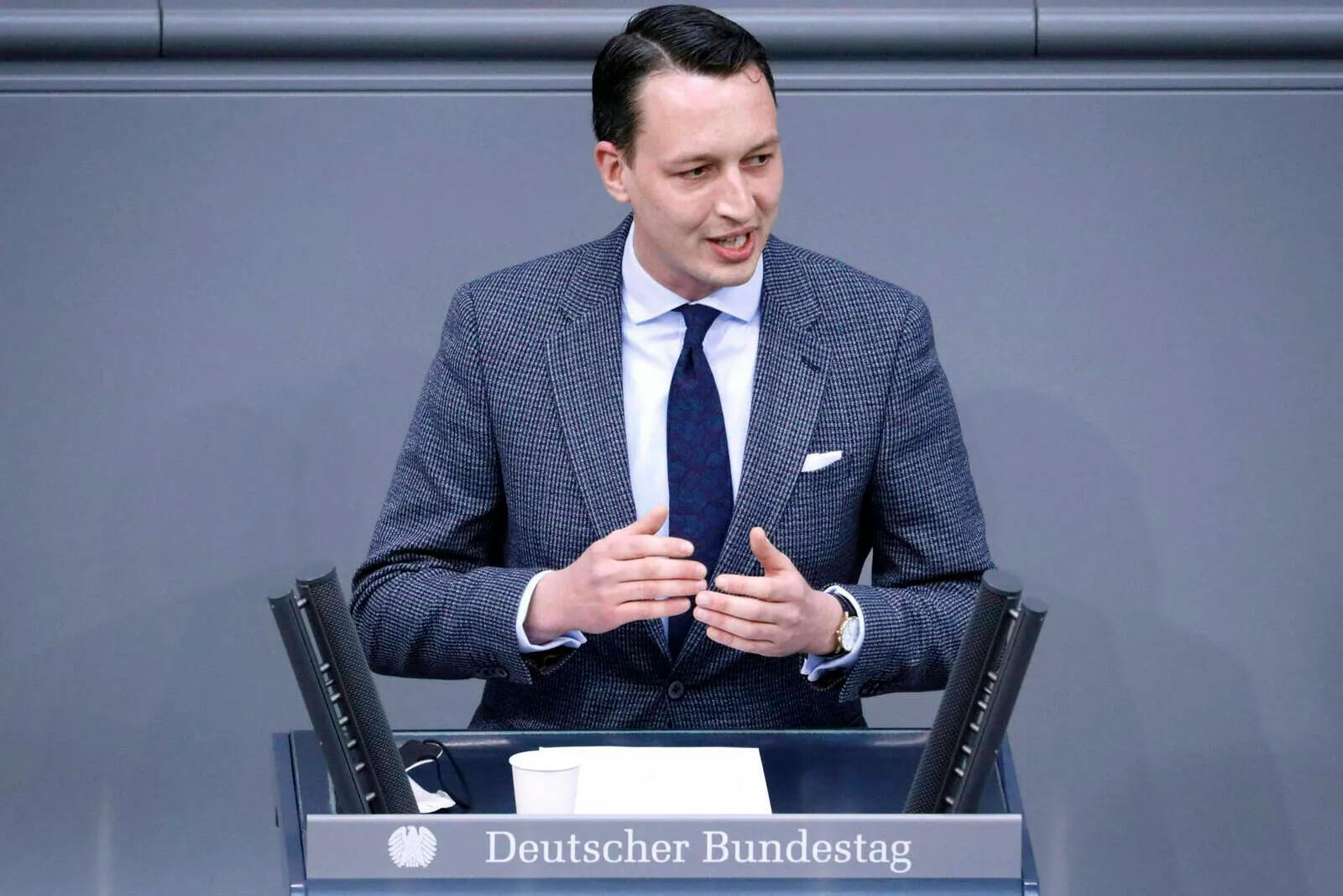 Matthias Helferich: Wie ein junger Anwalt aus Dortmund den Bundestag aufmischt