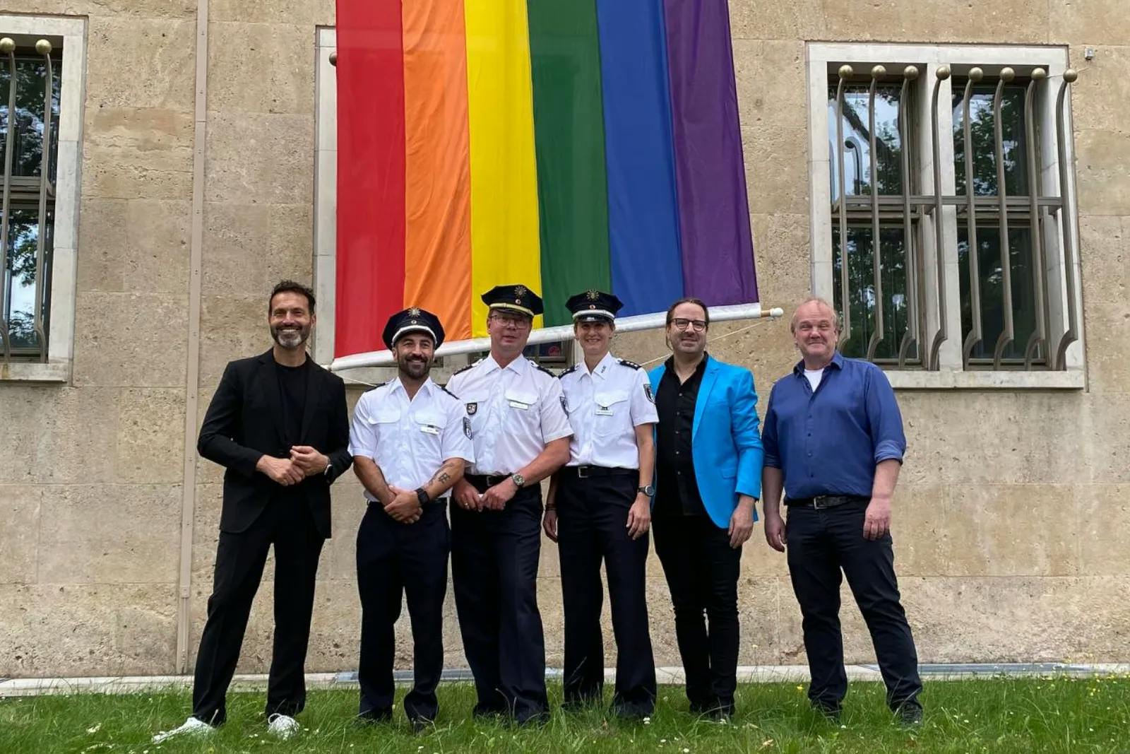 Polizei Berlin hisst Regenbogenflagge und erntet Kritik
