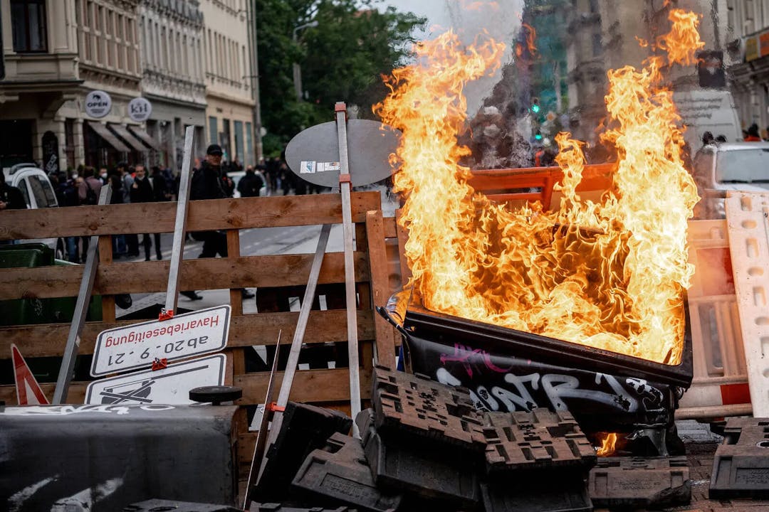 Leipzig: Brennende Barrikaden nach Hausräumung