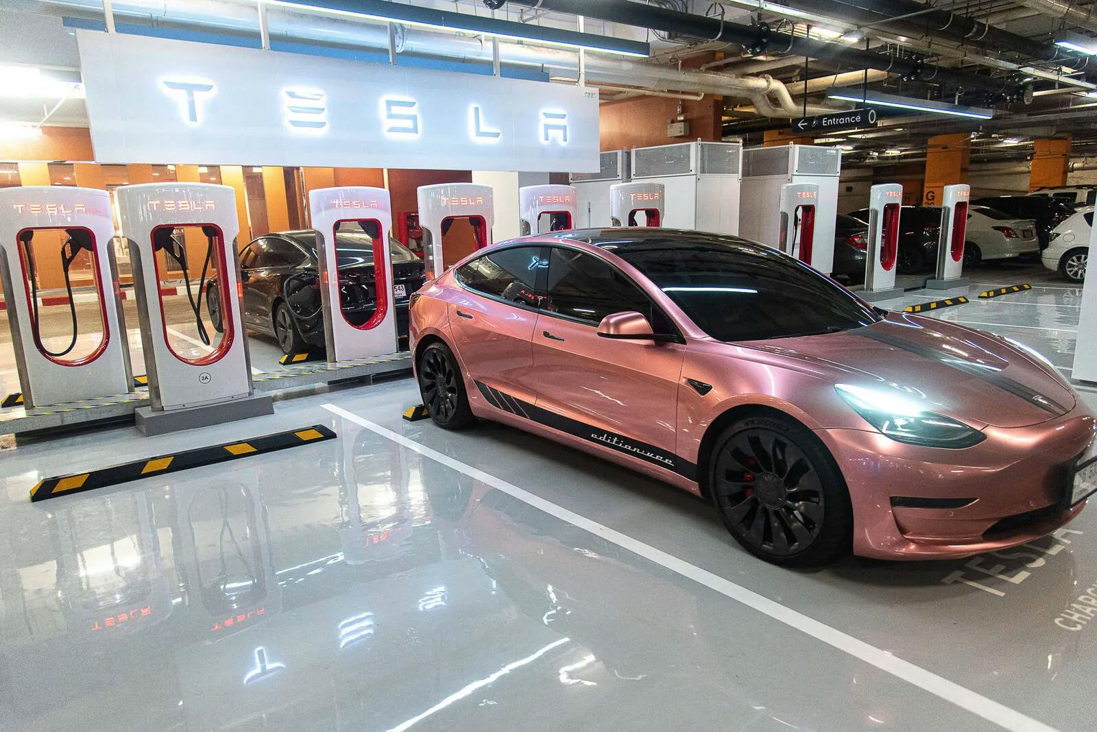 Nach Kritik an X: Tesla-Besitzer wollen Autos und Aktien verkaufen