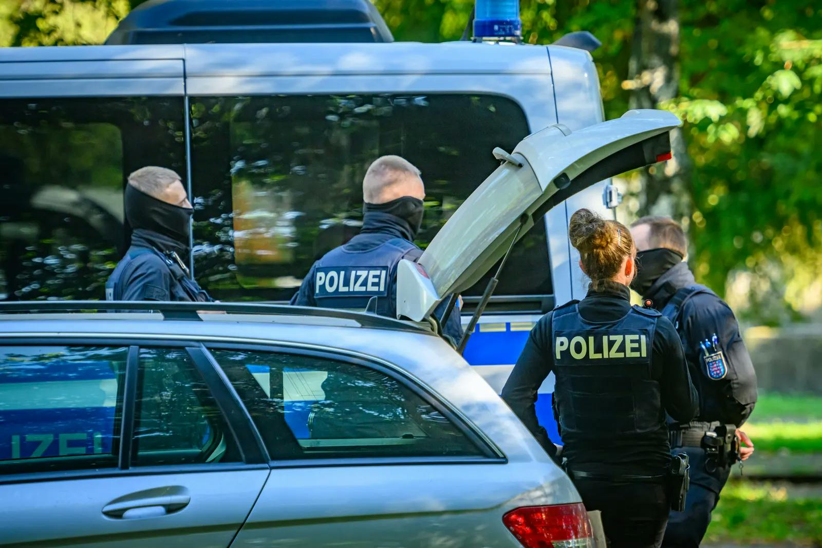 Razzia in linksextremer Szene: Polizei findet scharfe Waffe