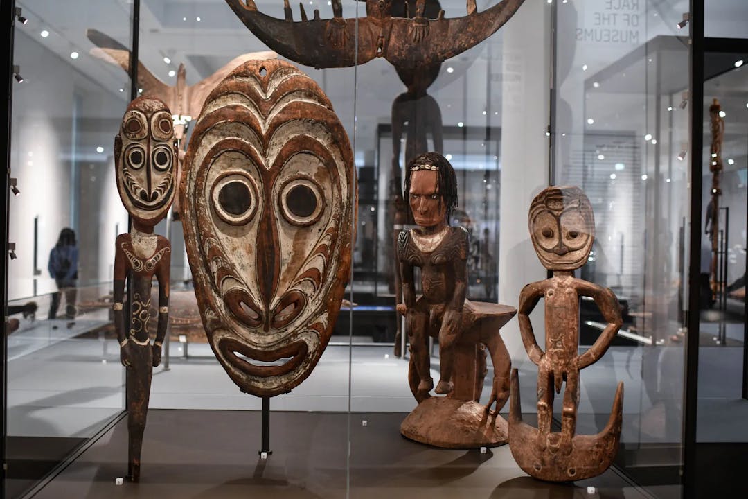 Ethnologisches Museum in Berlin versieht Exponate mit Warnhinweisen