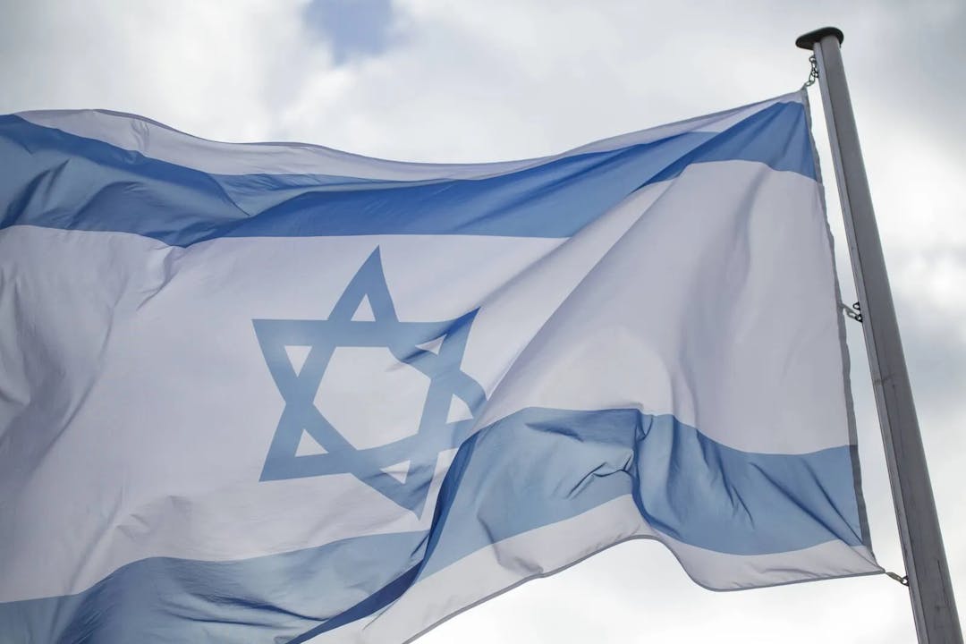 Obwohl er Israel-Flagge schändete: Syrer darf in Deutschland bleiben