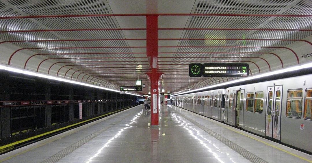 Wiener Linien: „Sei ein Ehrenmann und halt deine Beine zam“
