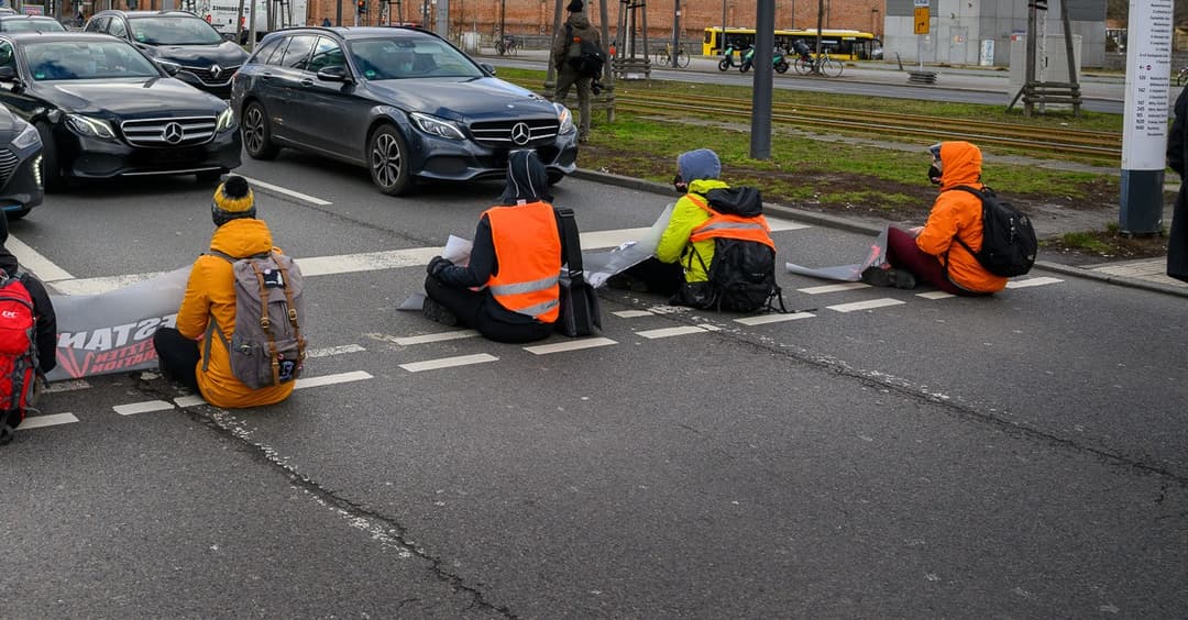 Abschlussbericht: Klimaextremisten verhinderten laut Feuerwehr Rettung von Radfahrerin