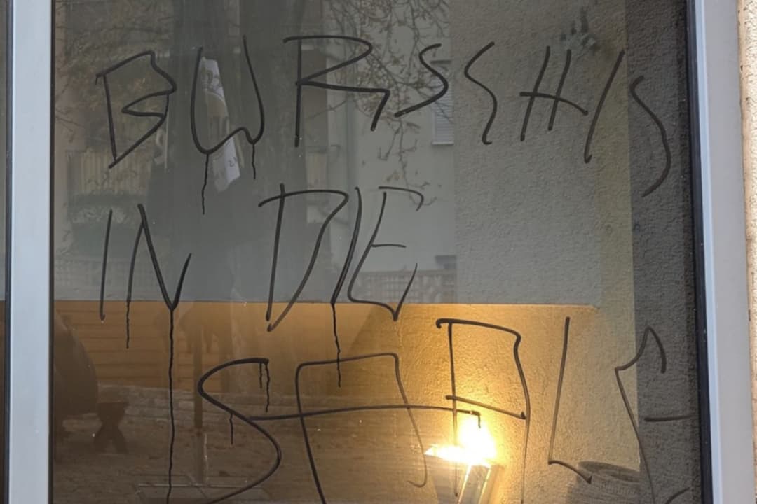 „Burschis in die Saale“: Erneuter Farbanschlag auf Burschenschafter-Haus in Jena