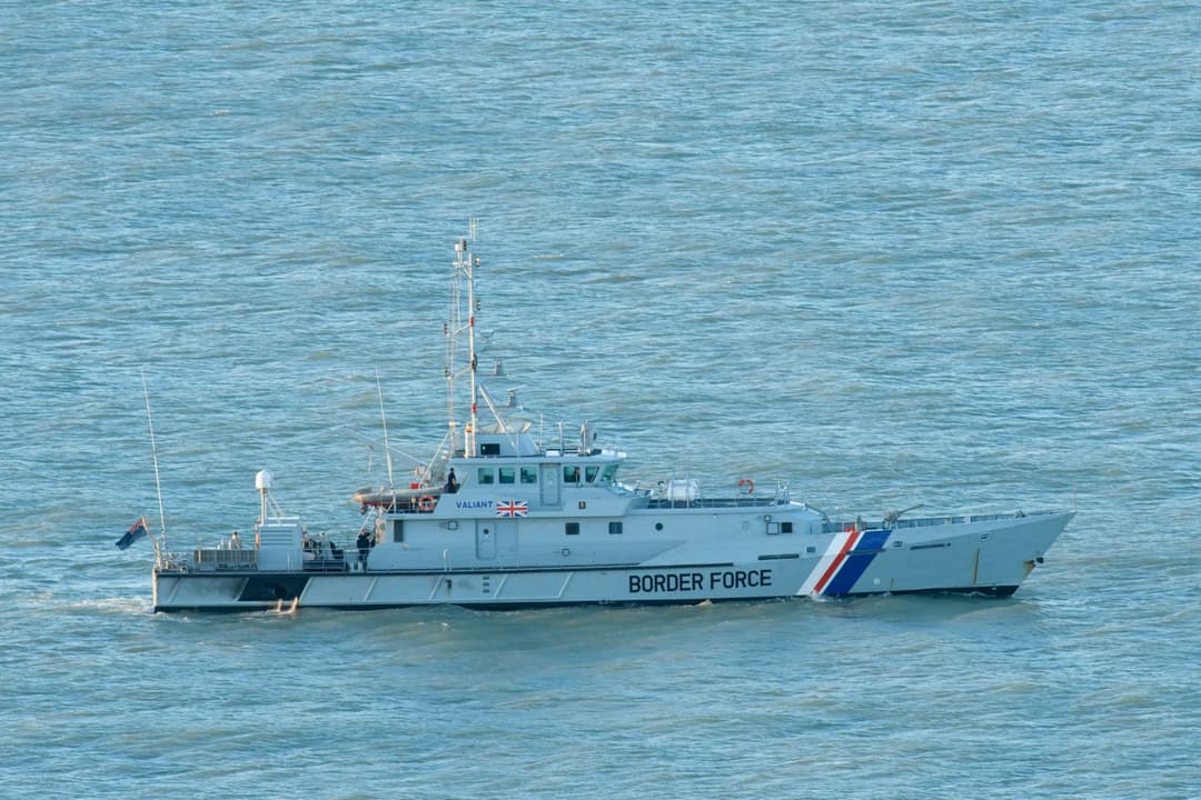 Britische Küstenwache zu beschäftigt mit Migrantenbooten, um havariertes Segelboot zu helfen