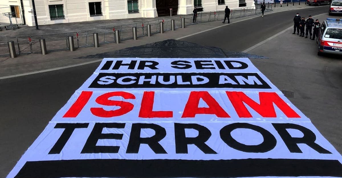 Rechte Aktivisten legen riesiges Banner vor Bundeskanzleramt