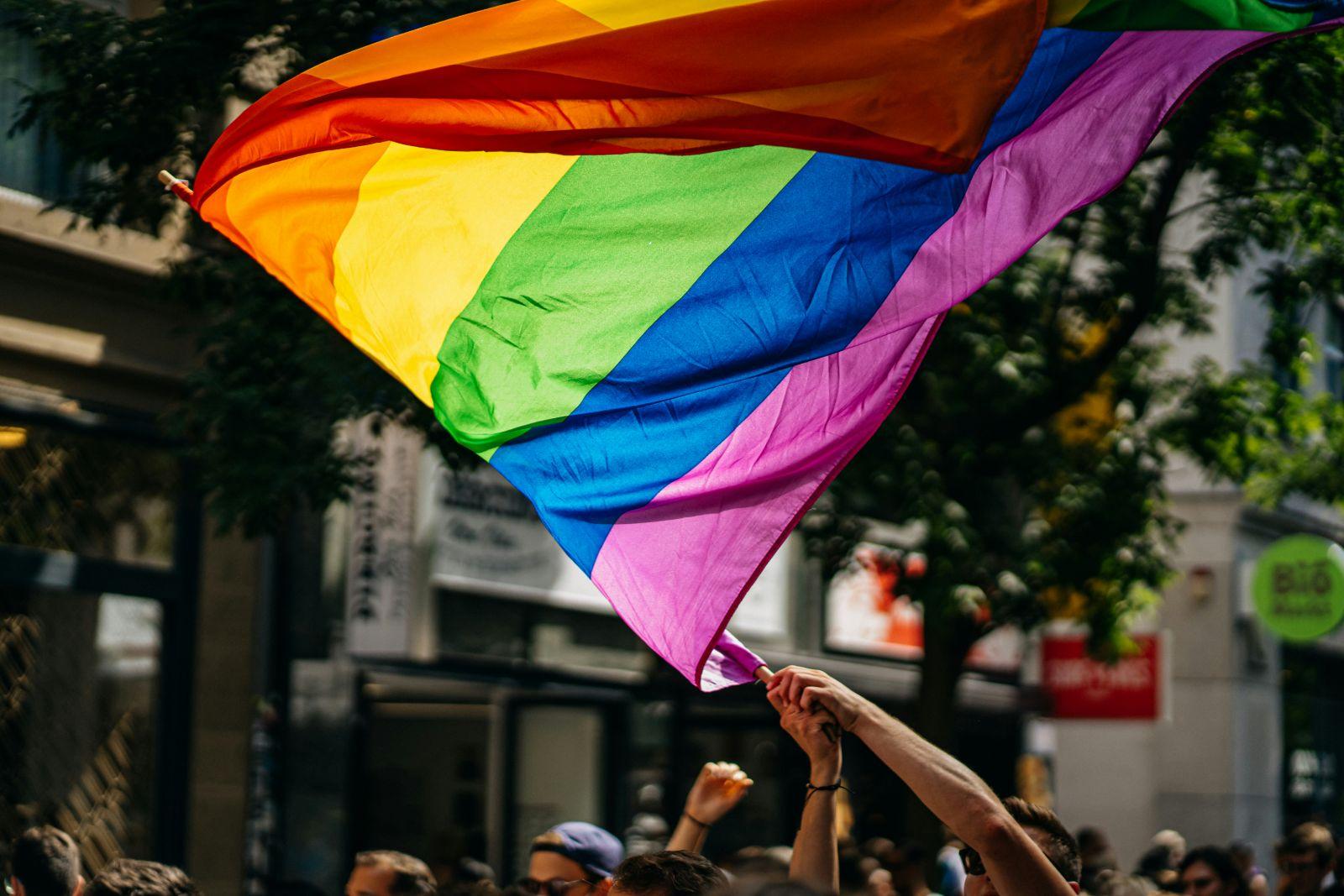 AMS im Pride-Fieber: Wenn der Regenbogen in jede E-Mail soll
